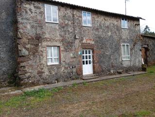 Casa  Igrexa. Casa en entrecruces con finca .