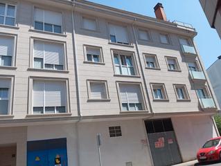 Business premise in Avenida cristina 19. Local en carballo muy amplio