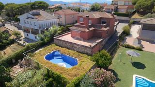 Casa  Dalia. Chalet con piscina privada, solárium panorámico y vistas a la mo