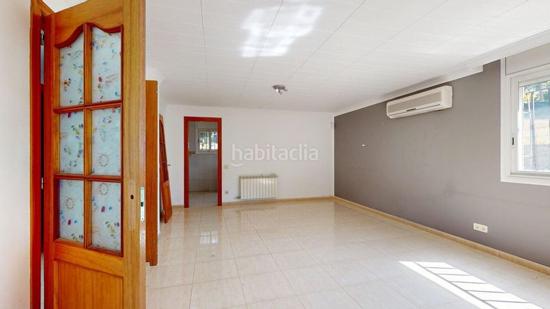 Foto 7d2f5554-7ccf-4cd0-a1fe-f015292905dd. Casa amb aparcament a Llinars del Vallès