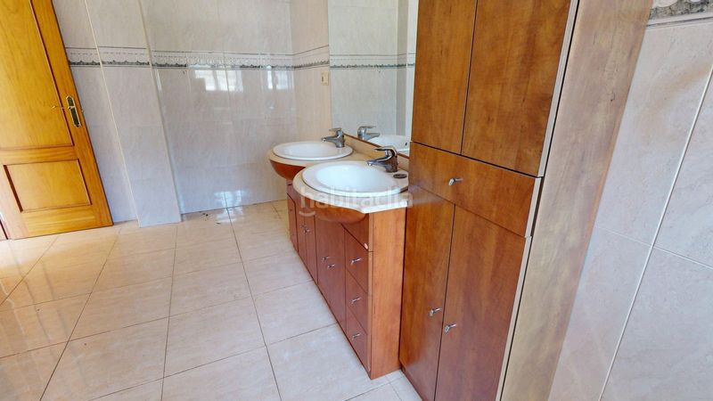 Foto bcf042b0-d444-44d0-a10e-e67c1e133eed. Casa amb aparcament a Llinars del Vallès