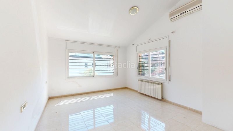 Foto c63f4fc4-df4d-4a91-a22d-cc1784f4b988. Casa amb aparcament a Llinars del Vallès