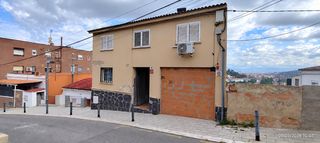House  Triangle. Casa  montcada i reixac, can sant joan, triangle  225 m