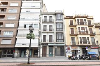 Edificio en Fígares. Acera del darro
