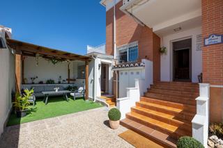 Casa aparellada a Albolote. Casa exclusiva en cortijo del aire