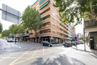 Etagenwohnung in Plaza de Toros. Amplío piso junto a avda constitución con cochera