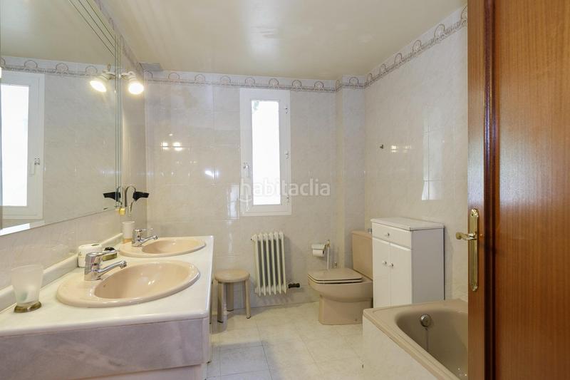 Foto b1a4243b-7fcf-4c6a-af13-a69730ac091f. Chalet espectacular chalet con piscina y vistas a la ciudad en Monachil