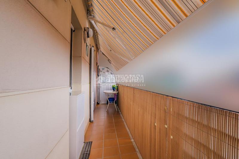 Foto 6577bb42-3104-4bcf-bbf9-49f435bcb143. Dúplex amb calefacció a Roquetes Barcelona