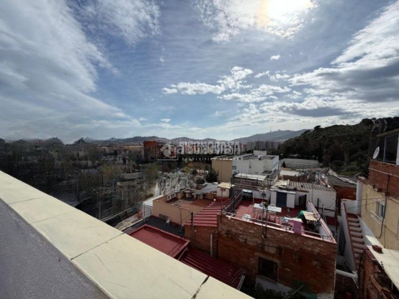 Foto e0738bd2-1125-4f01-a9a0-4419bc19360f. Casa a Roquetes Barcelona