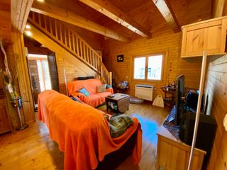Xalet  Carrer de castelló d'empúries. Chalet de madera con un gran jardín privado