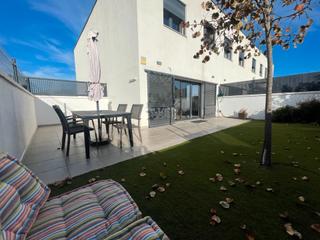 Casa adossada  Carrer daró. Chalet adosado esquinero con mucha luz natural