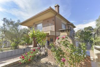 Casa  Carrer port del comte. Casa con dos viviendas