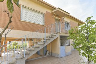 Chalet  Carrer rasos de peguera. Casa para dos familias