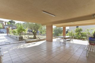 Chalet  Carrer rasos de peguera. Casa para dos familias