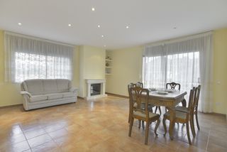 Chalet  Carrer rasos de peguera. Casa para dos familias