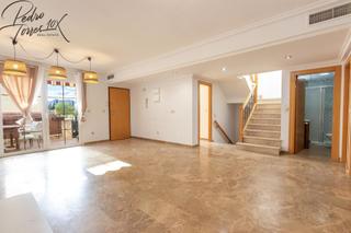 Casa adosada en Calle baritono manuel ausensi 14. Enorme adosado de 300 m2 con 4 dormitorios y 2 baños