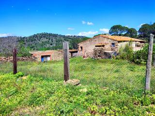 Casa in Vilajuïga. Espectacular e impresionante masia a reformar con pozo y anexos
