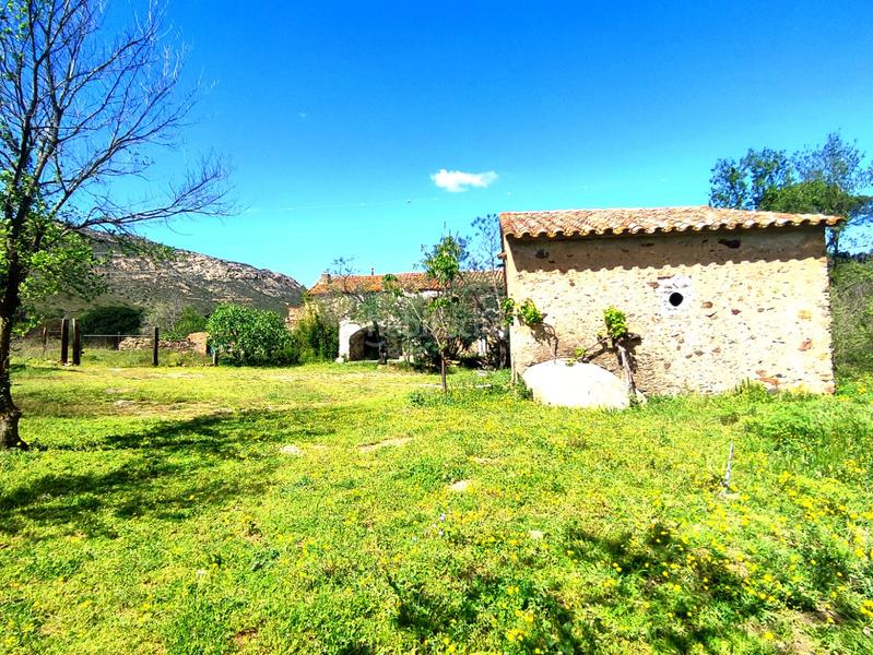 Foto c10e422a-2ff1-445f-8e1e-f1fc09bfb14e. Casa espectacular e impresionante masia a reformar con pozo y anexos en Vilajuïga