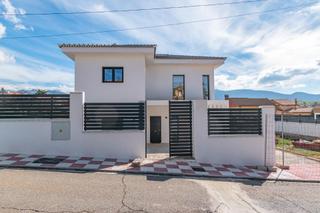Xalet a Avenida avenida del molino alto 20. Chalet nueva construcción en otura. 5 dormitorios ,3 baños.