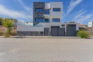 Xalet  Calle calle mercurio. Ponemos a la venta esta espectacular casa en la urbanización los