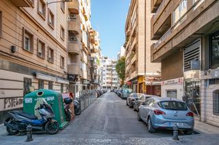 Autoparkplatz in Calle martín bohórquez 21. Cochera en venta en el centro de granada