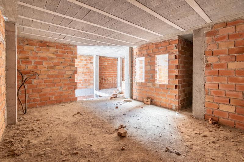 Foto dea3eaa7-6893-4392-a989-941fce831d5f. Édifice dans Peza (La)