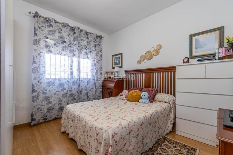 Foto a27af0a6-d557-49f0-b1d8-f330e8f956c1. Casa adossada amb aparcament piscina a Belicena Vegas del Genil