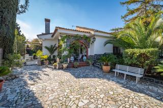 Chalet in Urbanizacion suspiro del moro. Se vende chalet en otura ur. el suspiro del moro, parcela 742 m2