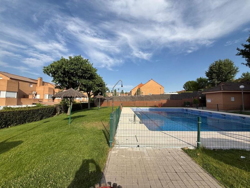 Foto 3d2e65d5-9610-44fe-bdab-d7af5fa45b17. Casa amb calefacció aparcament piscina a Parque Coimbra Móstoles
