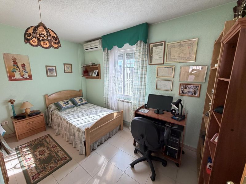 Foto b0a4604d-3c2a-4763-a081-fdf7d9bcb237. Casa adossada amb calefacció aparcament a Las Américas Parla