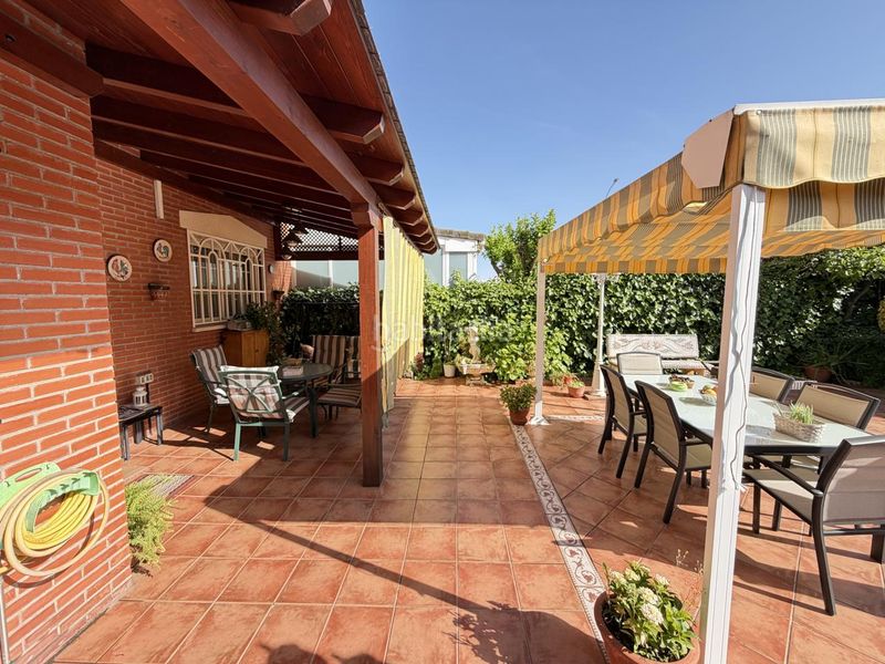 Foto b853380c-6343-4ec4-bf95-a28ac863194b. Casa adossada amb calefacció aparcament a Las Américas Parla