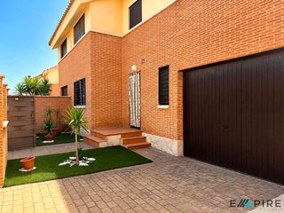 Semi detached house in Noez. Chalet pareado de esquina en noez  toledo