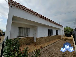 Chalet in Torrecilla. Chalet en camino viejo del puerto