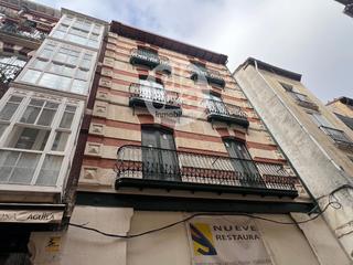 Edificio  San lorenzo. Edificio singular junto plaza mayor
