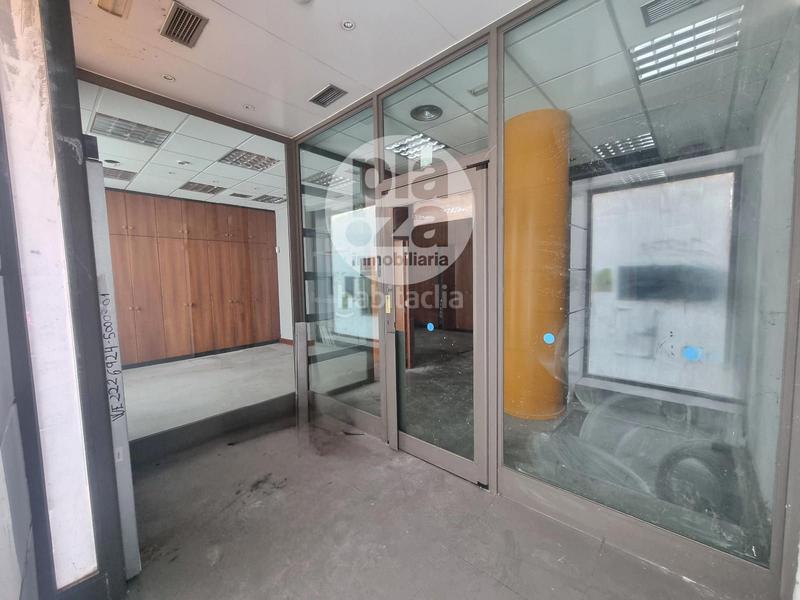 Foto 247324c5-f06a-4338-8a14-5e7f2cb1b85b. Alquiler local comercial amplio local en venta o alquiler junto al mercado sur. en Burgos