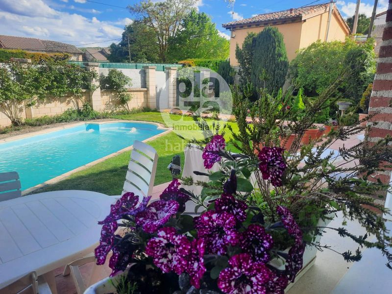 Foto 007a9236-142a-44ba-9269-794d69846ee4. Casa amb calefacció aparcament piscina a Atapuerca