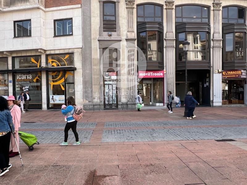 Foto b9d7cc08-4768-44d2-86bb-6d2e88a3f98e. Alquiler local comercial plaza alonso martinez capitanía en Burgos