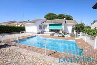 Xalet a Gorrion 00. Chalet independiente de 151m2 en una planta, con piscina y bodeg