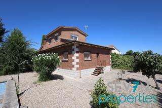 Chalet in Tablada 00. Chalet independiente con piscina. para entrar a vivir. 4 dormito
