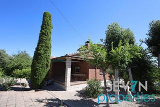 Xalet a Tablada 00. Chalet independiente con piscina. para entrar a vivir. 4 dormito
