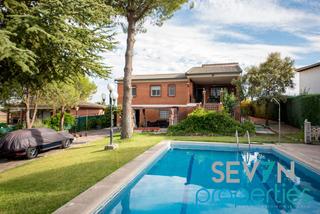 Chalet  Manises s/n. Espectacular chalet independiente con piscina para entrar a vivi