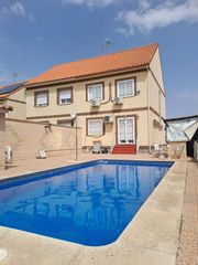 Chalet en De la fuente s/n. Espectacular chalet pareado para entrar a vivir con piscina!!!
