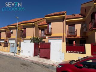 Casa adossada en Belgica 00. Chalet adosado para entrar a vivir!! 4 dormitorios, 1 aseo y 3 b
