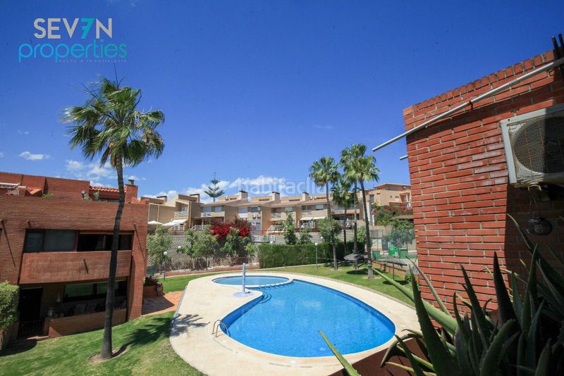 Foto e9e0bcf0-da0e-4c52-8fea-8234316b26fc. Casa adossada amb calefacció aparcament piscina a Alicante