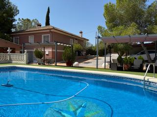 Chalet à El Pino. Chalet independiente en el pino, dos viviendas por el precio de