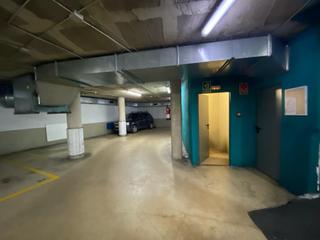 Aparcament cotxe a Centre. Plaza de parking para coche grande