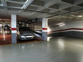 Aparcament cotxe a Fondo. Plaza de parking para coche grande