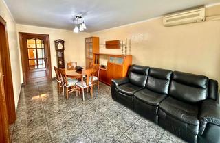 Pis a Riu Sud. Piso todo exterior de 95m2 con terraza y ascensor con plaza de p