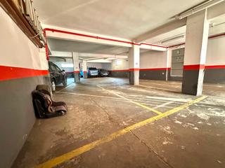 Aparcament cotxe a Centre. Plaza doble en zona residencial