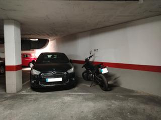 Aparcament cotxe a Fondo. Parking para coche y moto